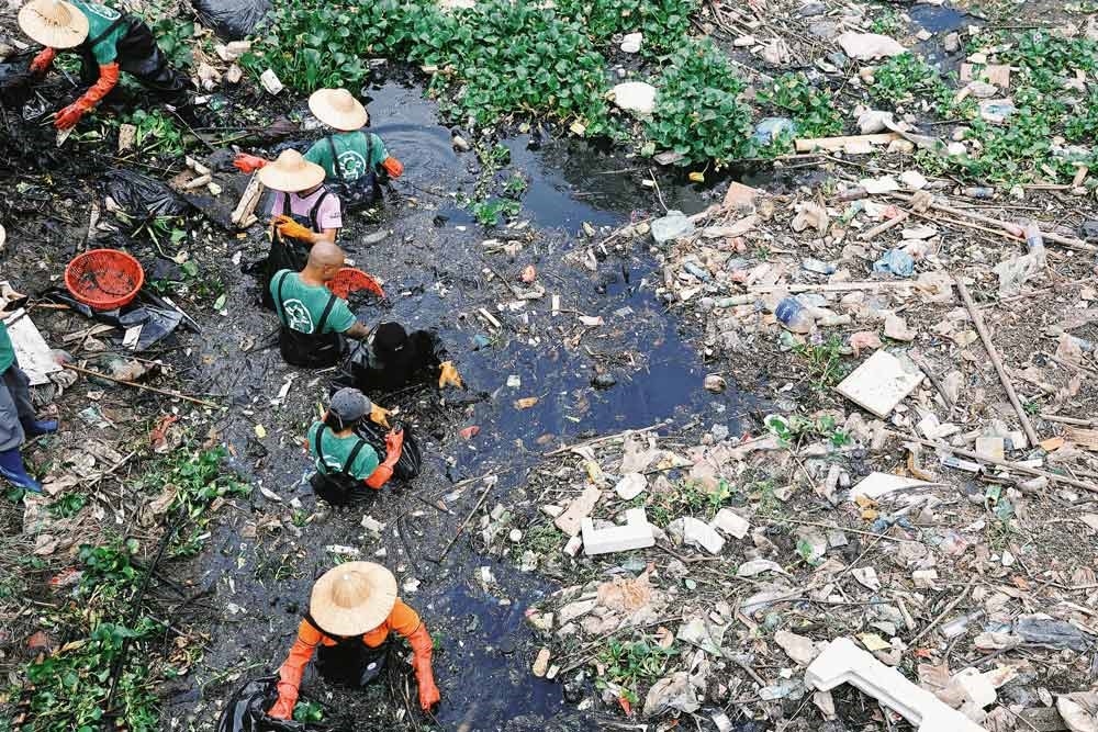 Hàng tấn rác thải ở sông Nhuệ đang được CLB Hà Nội xanh giải cứu