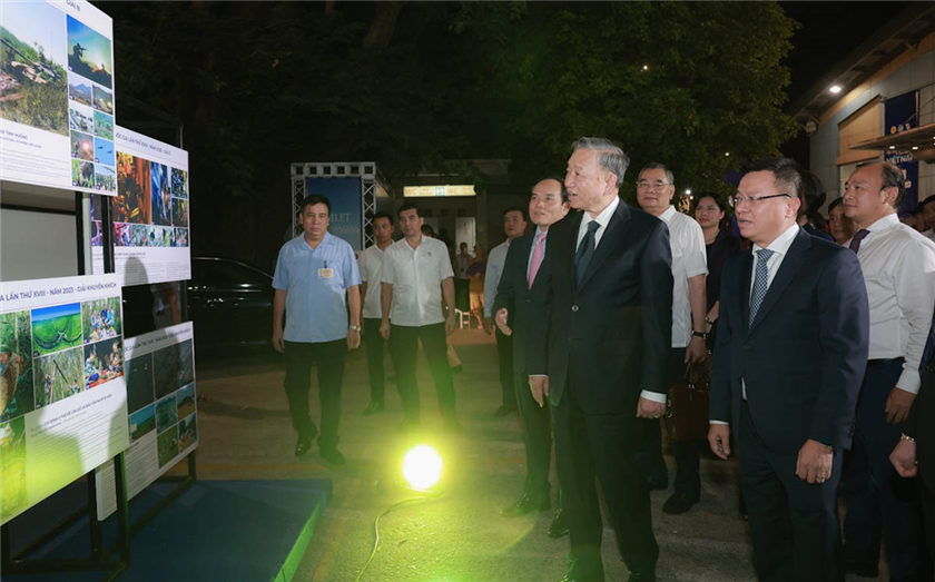 Chủ tịch nước Tô Lâm và các đại biểu tham quan triển lãm tại lễ trao giải. Ảnh: Hải Nguyễn