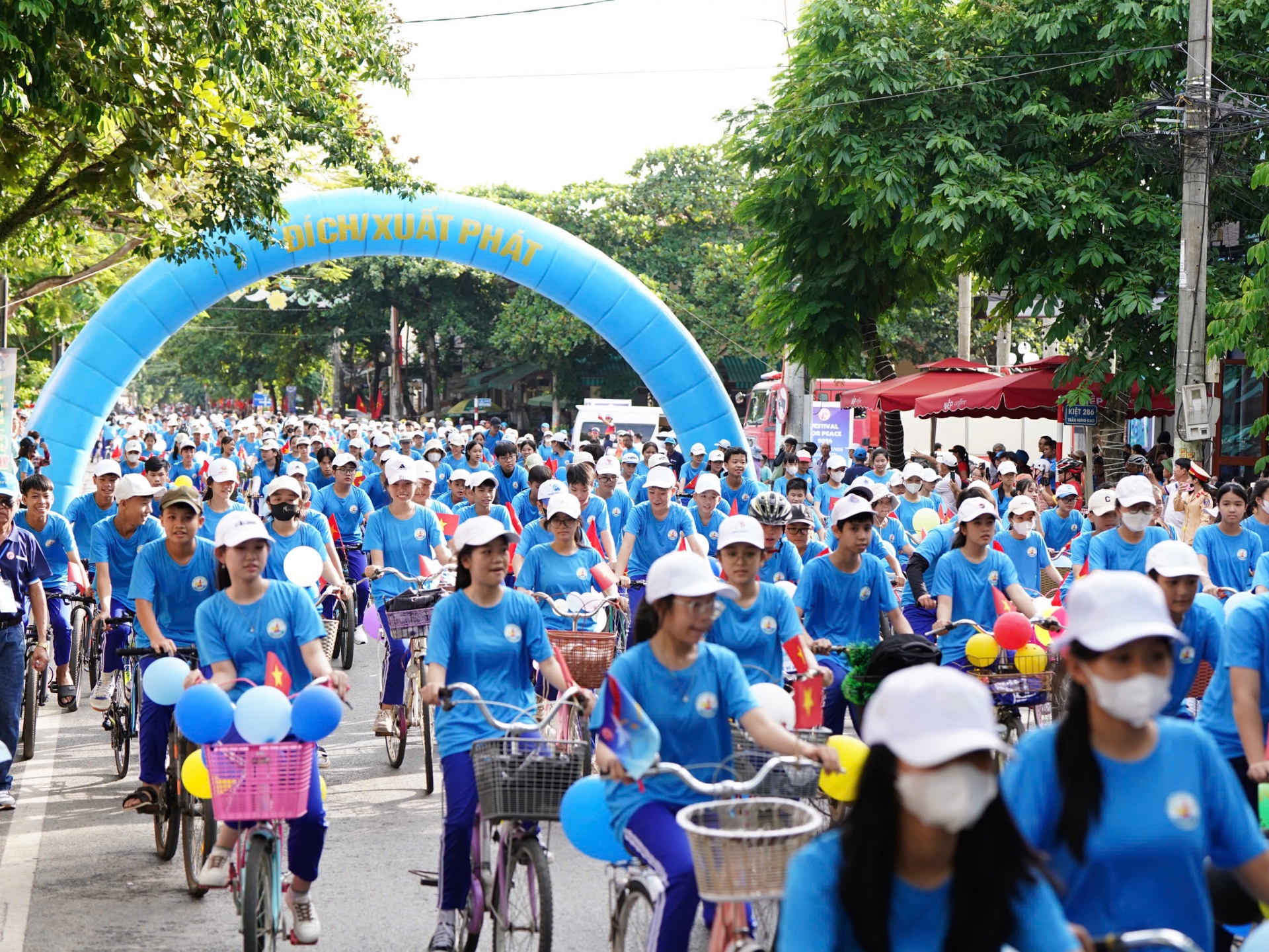 500 em học sinh từ các trường học trên địa bàn thị xã Quảng Trị tham gia diễu hành “Đạp xe vì hòa bình, vì môi trường xanh - sạch - đẹp”.