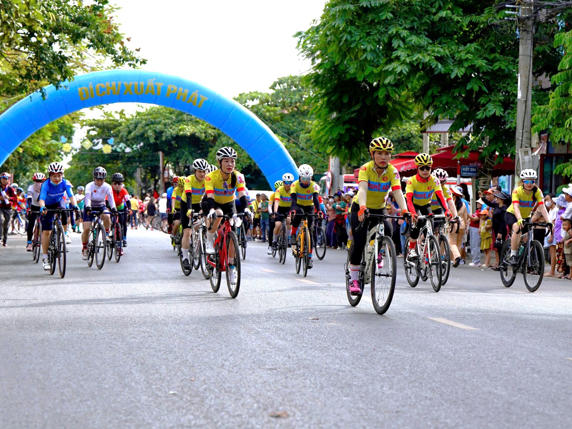 Gần 400 vận động viên từ 60 CLB xe đạp tham gia tranh tài tại Giải đua lần này.