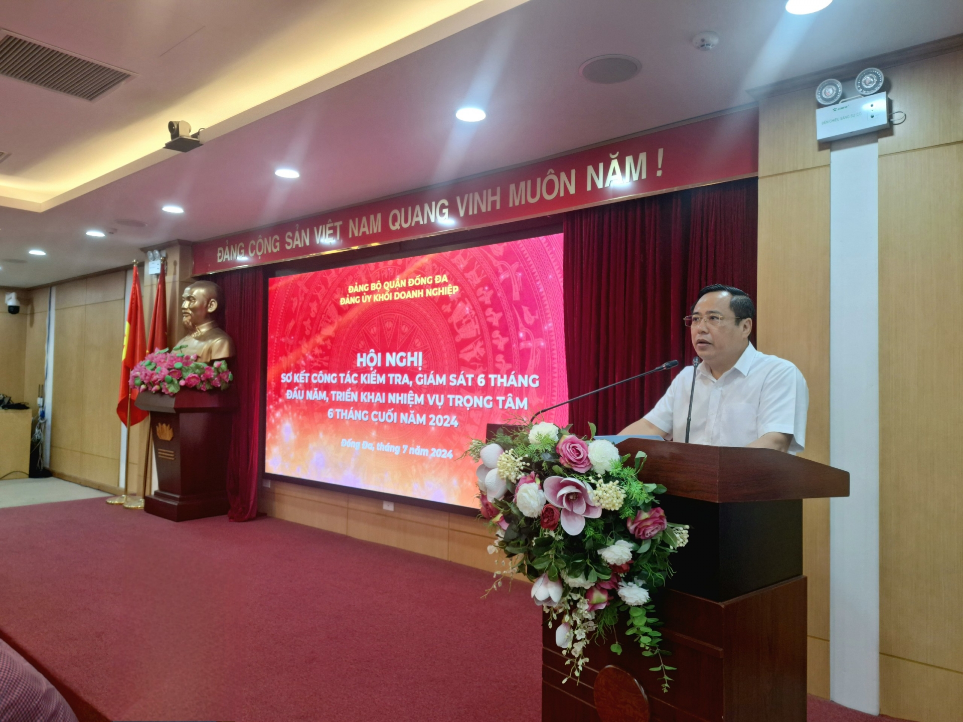 Đồng chí Nguyễn Văn Quang, Chủ nhiệm Ủy ban kiểm tra, Phó Bí thư Đảng ủy Khối triển khai các nội dung sơ kết công tác kiểm tra và hướng dẫn các nội dung tập huấn công tác đảng năm 2024.