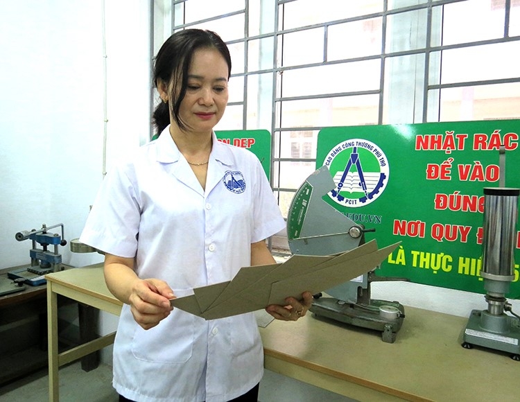 Thạc sĩ Hồ Thị Thúy Liên - Giảng viên Khoa Công nghệ giấy, Trường Cao đẳng Công Thương Phú Thọ giới thiệu về sản phẩm nghiên cứu.