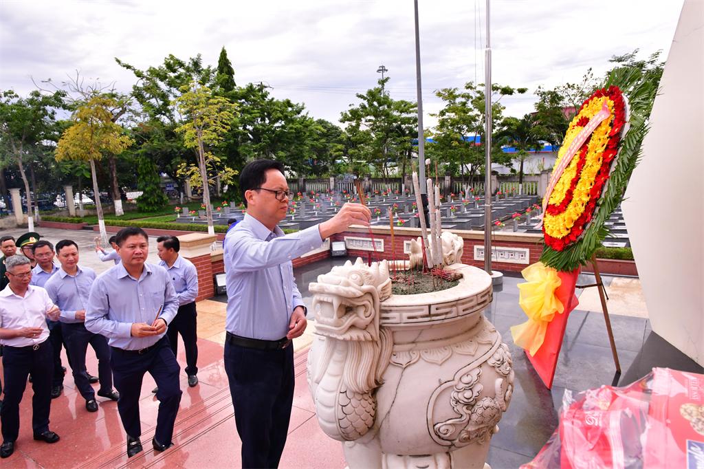 BSR tổ chức dâng hương tri ân các anh hùng liệt sĩ tại nghĩa trang liệt sĩ huyện Bình Sơn