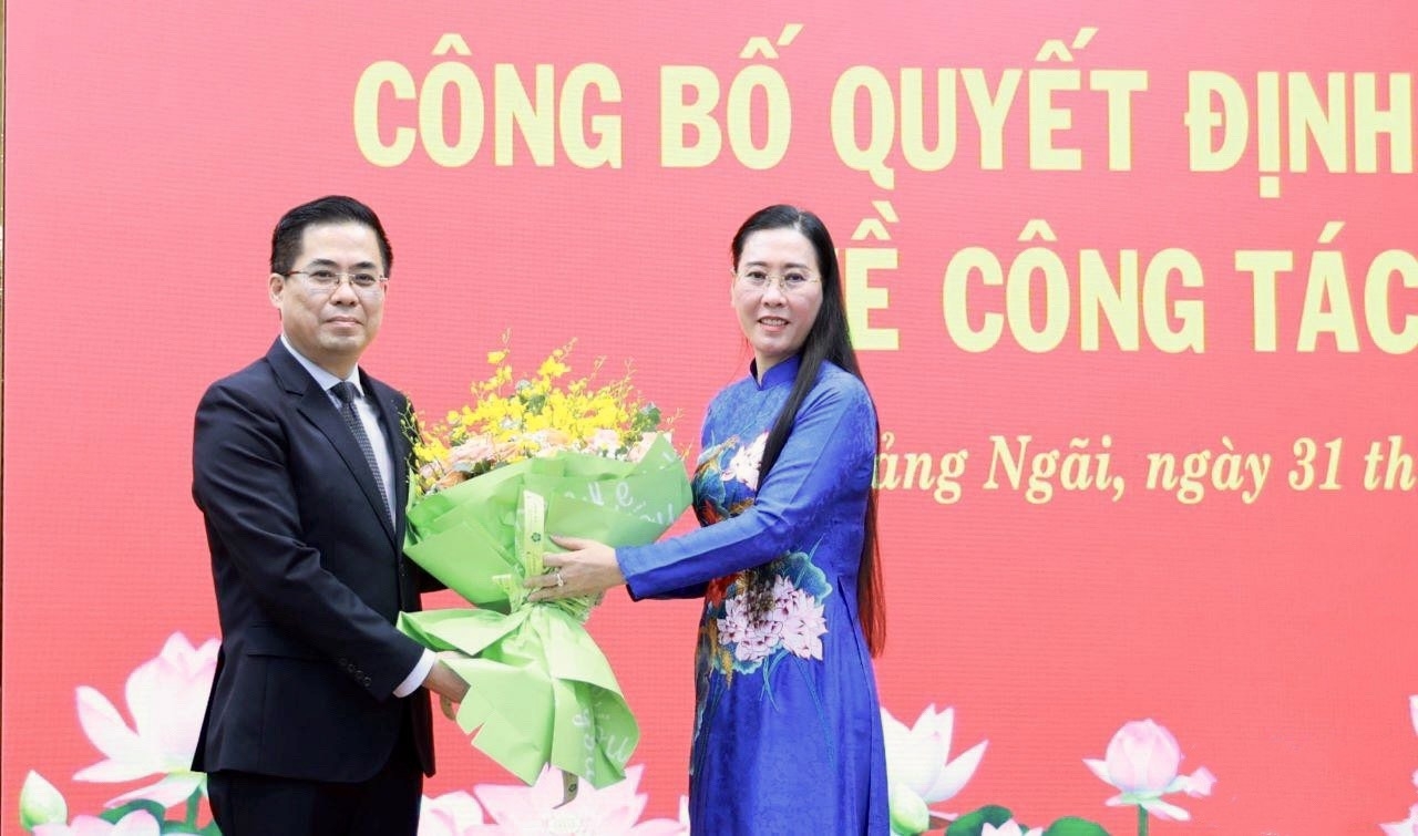 Bí thư Tỉnh ủy Quảng Ngãi Bùi Thị Quỳnh Vân tặng hoa chúc mừng đồng chí Nguyễn Hoàng Giang. (Ảnh: N.Đức)