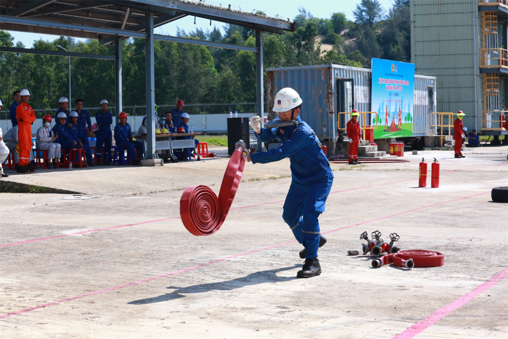 Mỗi đội thi PCCC có 2 thành viên; thành viên đầu tiên thực hiện nhiệm vụ xách 02 cuộn vòi và 1 lăng phun, vượt chướng ngại vật, rải vòi, đấu nối vào ba chạc, kết nối đầu nối đơn với lăng phun, đặt lăng phun và  lấy cờ giao cho thành viên thứ 2.