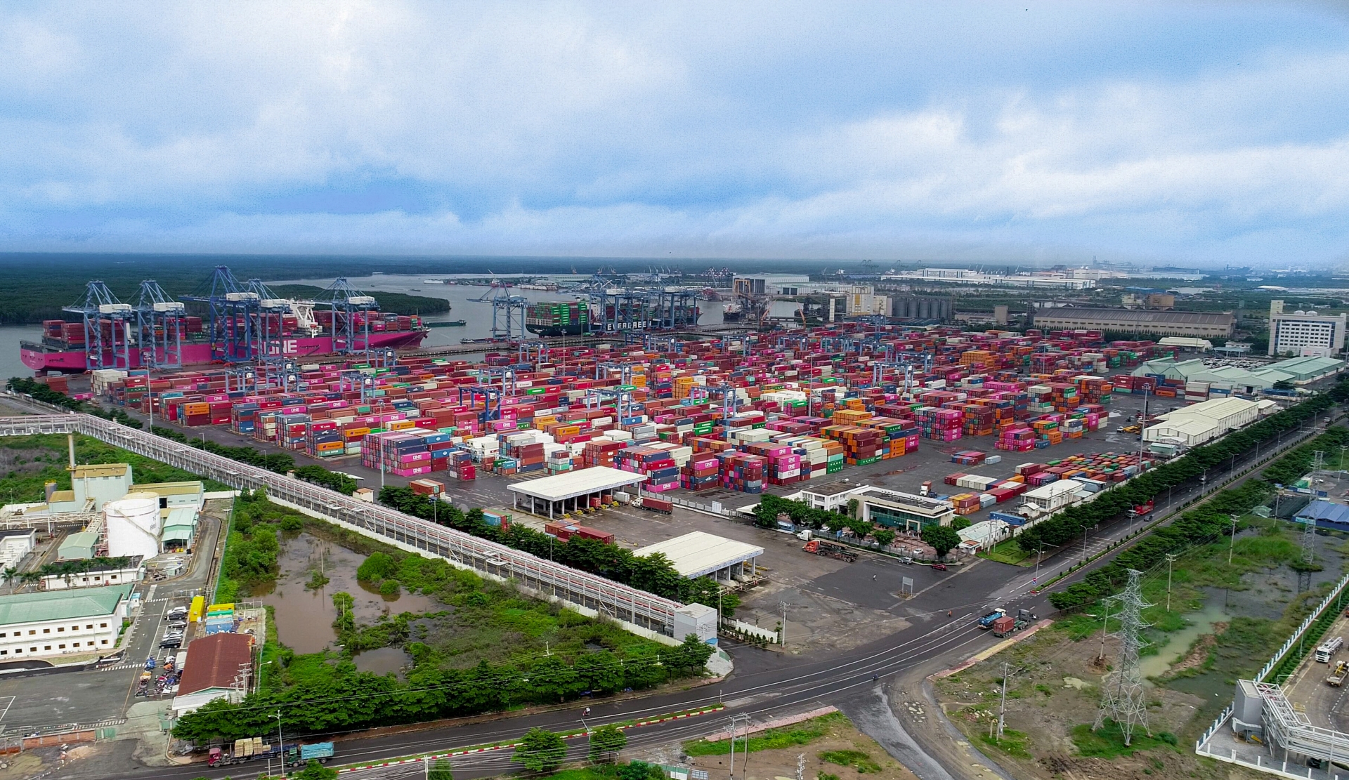 Bà Rịa - Vũng Tàu: Lo ngại ô nhiễm môi trường từ hàng trăm container vô chủ bị bỏ rơi