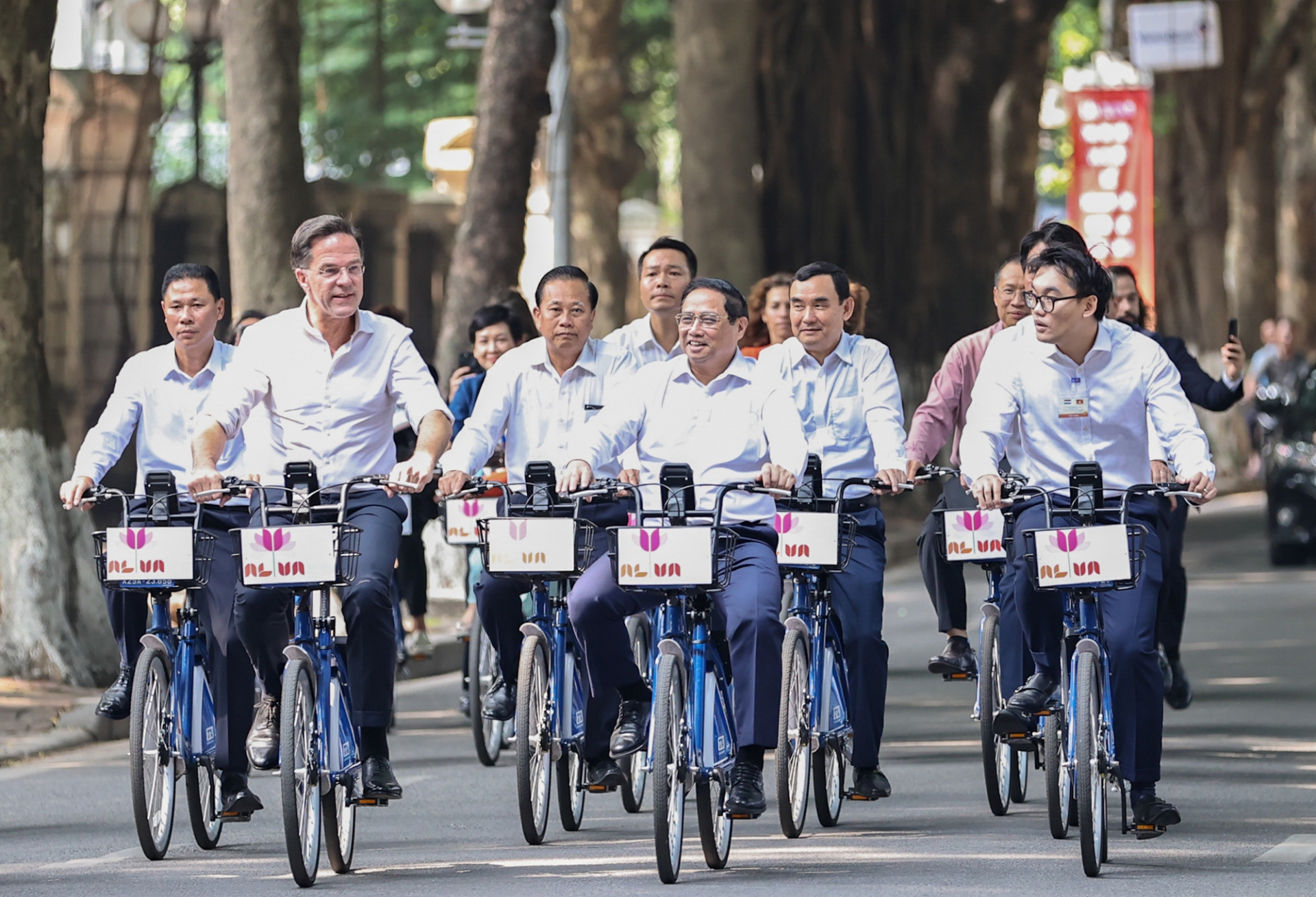 Thủ tướng Phạm Minh Chính và Thủ tướng Hà LanMark Rutte dành thời gian cùng đạp xe dạo phố để cảm nhận mùa thu