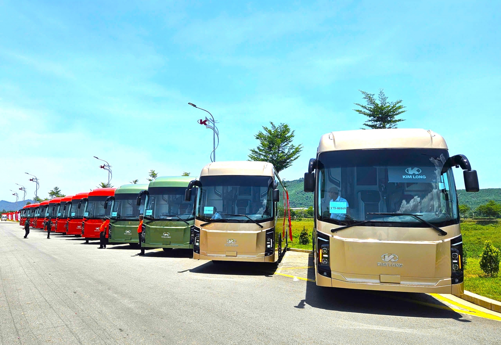 Ngay sau chương trình ra mắt, Kim Long Motor và Yuchai đã bàn giao lô 60 xe bus giường nằm KimLong 99 đầu tiên nằm trong hợp đồng 600 xe của 03 khách hàng lớn: FUTA Bus Lines, Công ty Hà Sơn và Công ty Tân Phát Đạt trong năm 2024. 