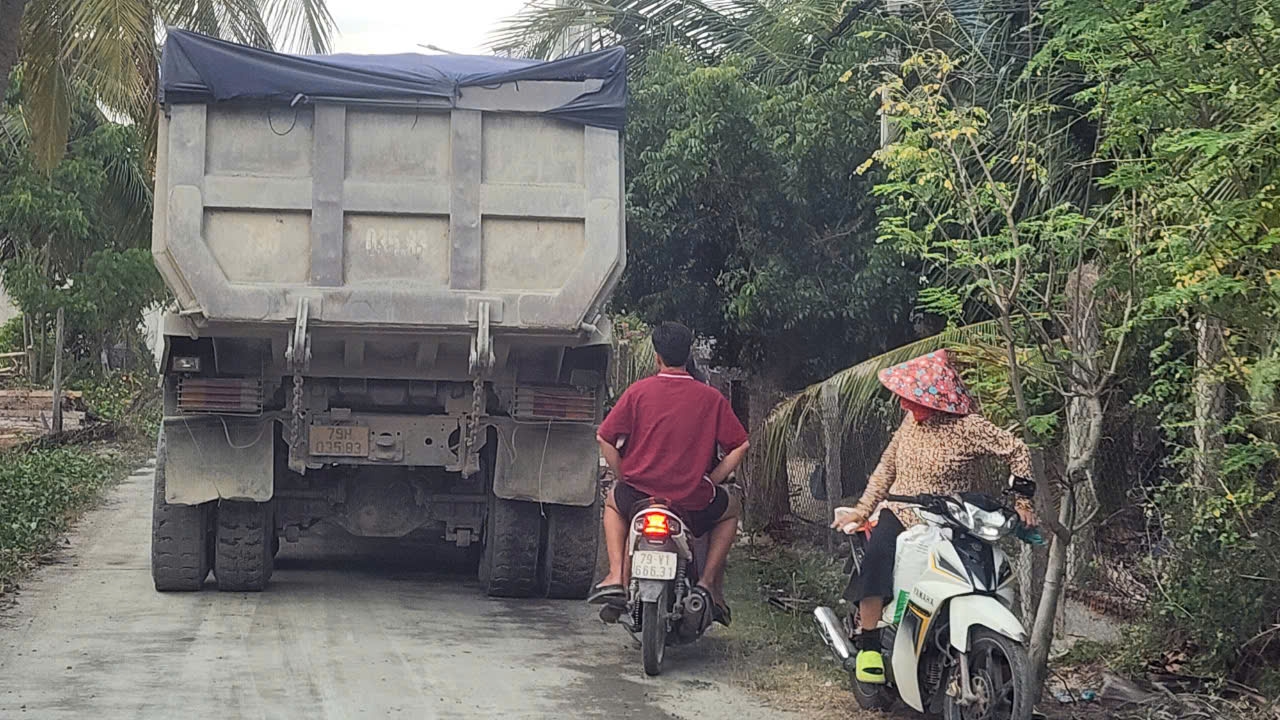 Vạn Ninh (Khánh Hòa): Nguy cơ gây ô nhiễm môi trường, mất an toàn giao thông từ các xe tải chở hàng