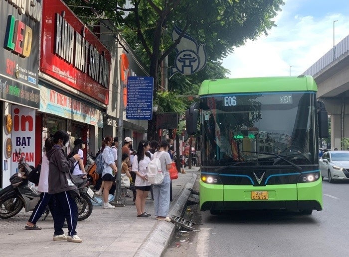 Xe buýt điện đang trở thành phương tiện giao thông công cộng được nhiều người lựa chọn để di chuyển.  