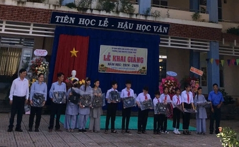 Tạp chí Công nghiệp môi trường tặng nhiều phần quà cho học sinh Trường THCS Nguyễn Trung Trực nhân dịp khai giảng năm học mới 2024-2025