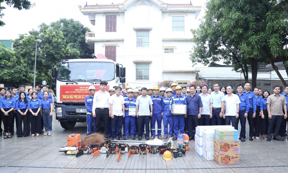 Đội xung kích công nhân môi trường Hà Tĩnh lên đường ra Bắc hỗ trợ khắc phục bão lũ