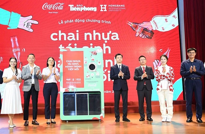 Đại diện 5 trường Đại học tại thành phố Hồ Chí Minh cùng ban tổ chức thực hiện nghi thức phát động chương trình ngày 9-9