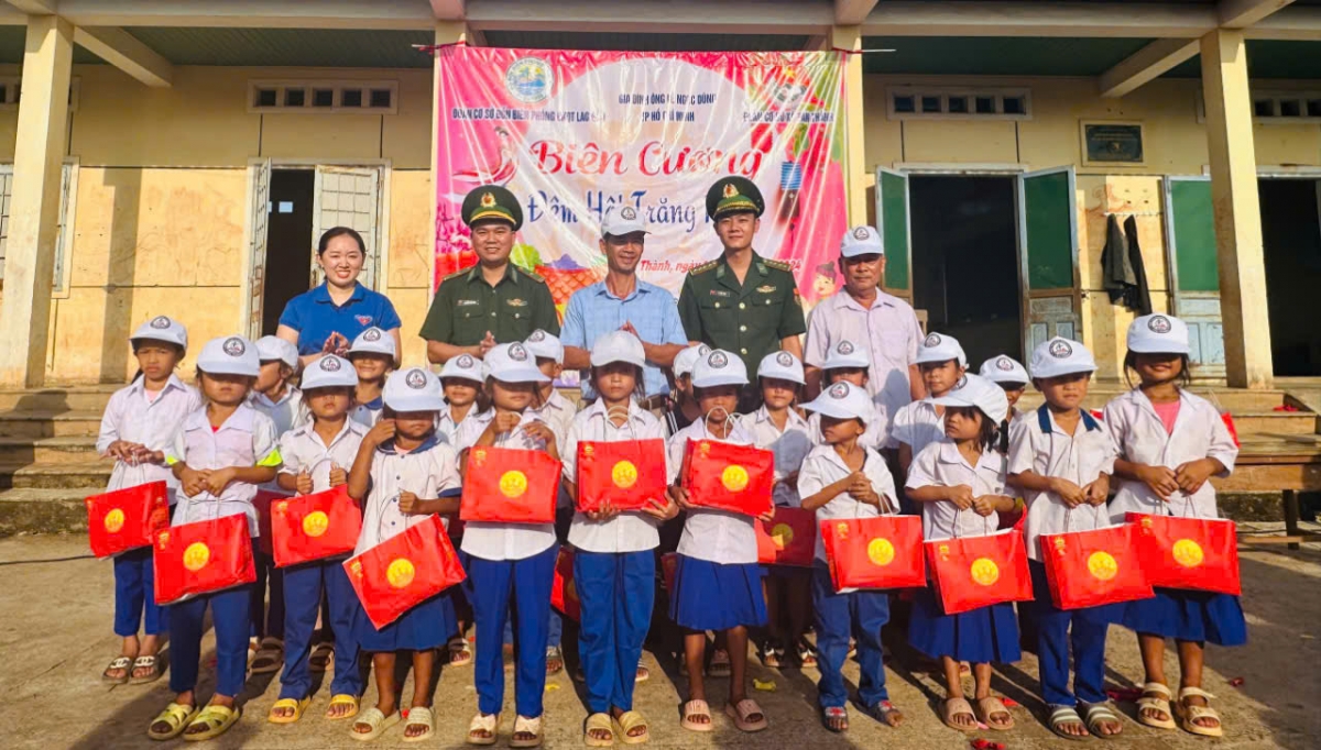 Những phần quà tuy không lớn nhưng vô cùng ý nghĩa về một cái Tết Trung thu ấm áp đối với trẻ em vùng sâu, vùng xa, vùng biên giới.