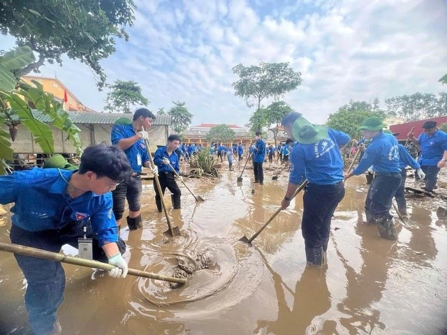 Hơn 36.000 thanh niên, sinh viên Thủ đô tích cực tham gia dọn dẹp vệ sinh môi trường sau bão. Ảnh: Thành đoàn Hà Nội