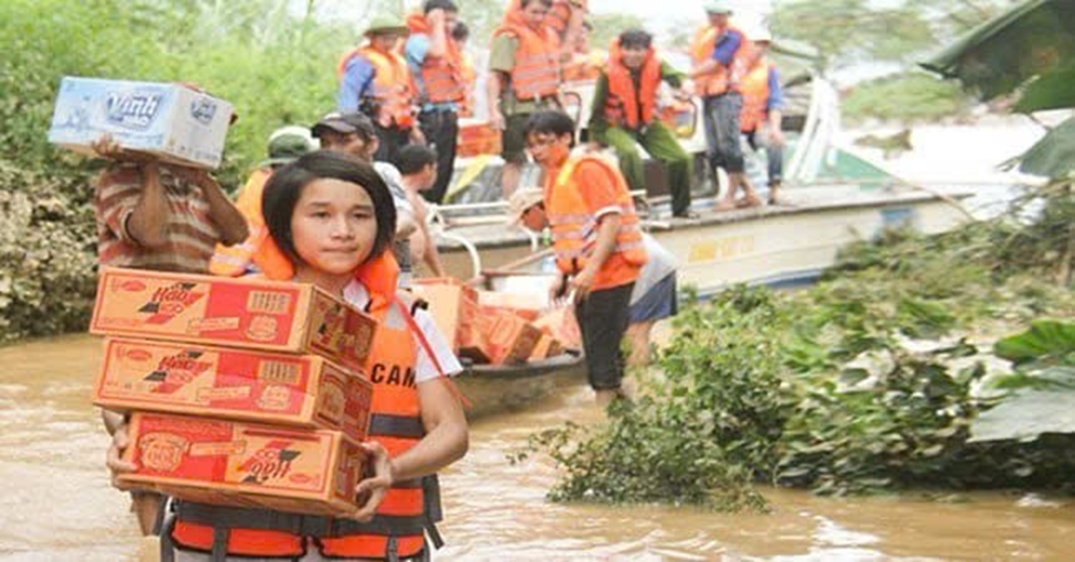 Tinh thần tương thân tương ái của đồng bào trong bão lũ