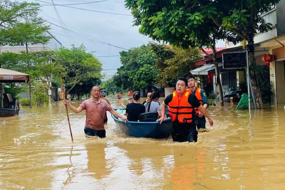 Tinh thần tương thân tương ái của đồng bào trong bão lũ