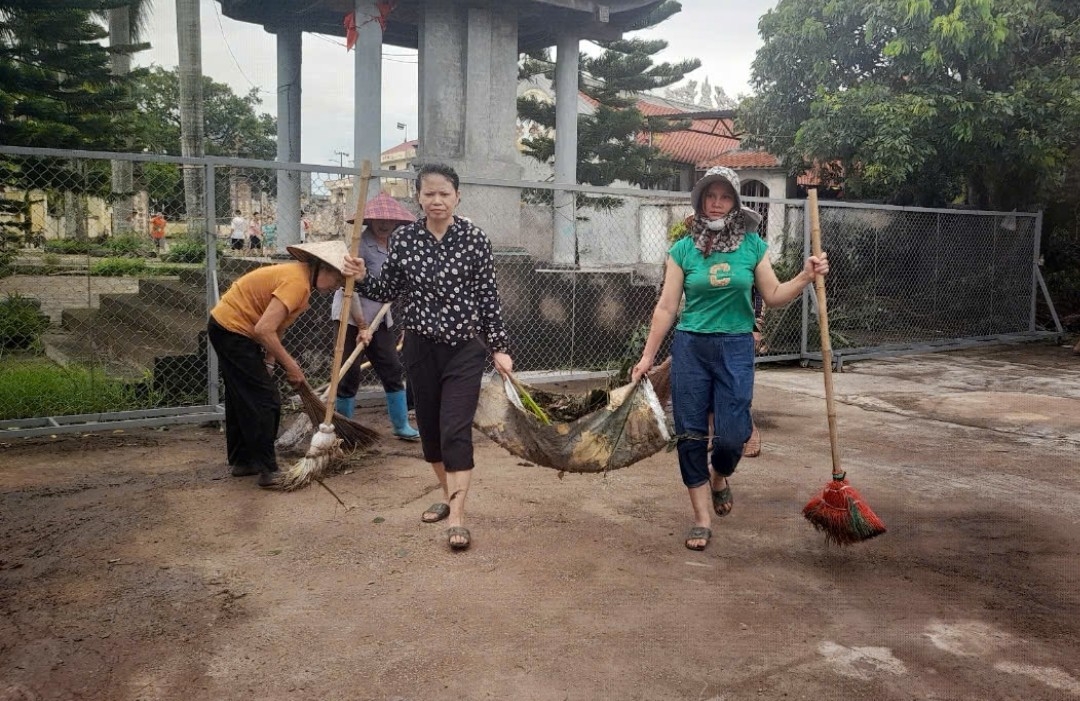 Hội phụ nữ xã Văn Lang (Hưng Hà) tham gia dọn vệ sinh môi trường sau bão số 3.