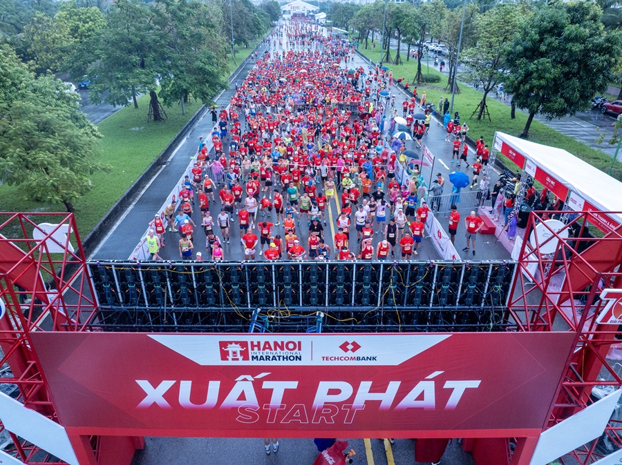 Hơn 10.000 vận động viên đến từ 42 quốc gia tham gia giải marathon Quốc tế Hà Nội Techcombank Mùa thứ 3