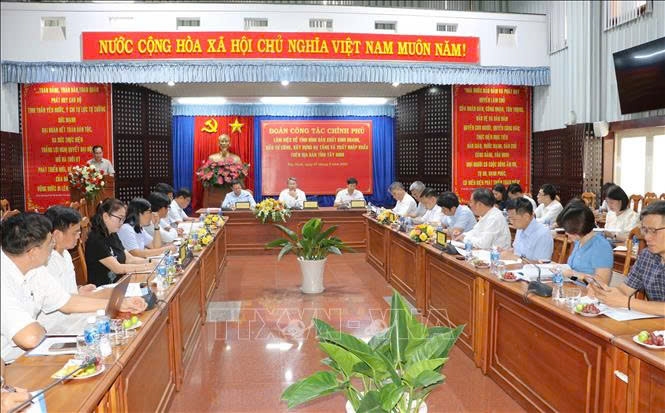 Đoàn công tác Chính phủ làm việc với tinh Tây Ninh về tình hình sản xuất kinh doanh, đầu tư xây dựng và xuất nhập khẩu