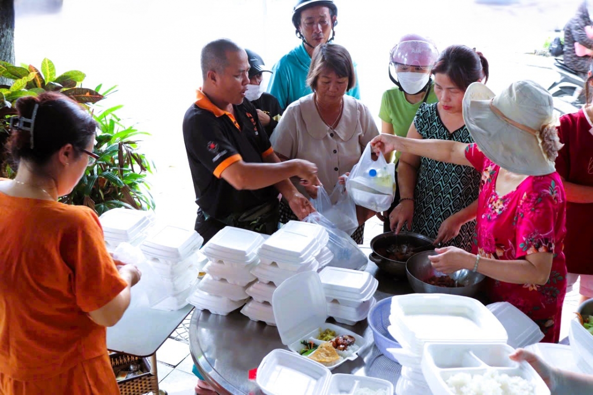 “Bữa ăn 0 đồng” xuất phát từ cái tâm muốn làm việc thiện, giúp đỡ những hoàn cảnh khó khăn, bệnh tật của ông Nhung và các thành viên KDC số 4.