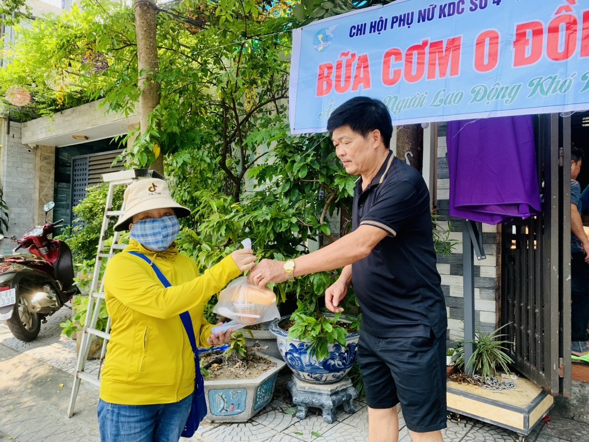 Những suất cơm yêu thương được trao tận tay người lao động khó khăn.