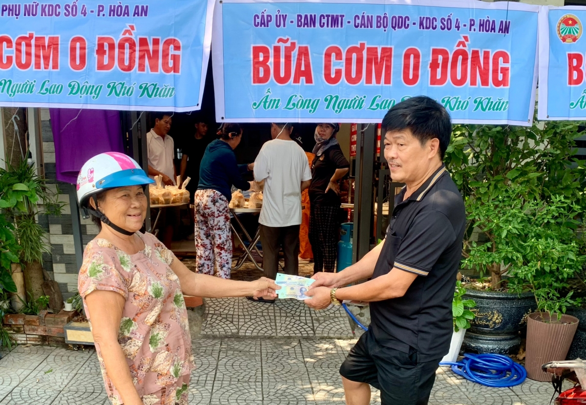 Ông Nguyễn Ngọc Nhung, Bí thư chi bộ, Trưởng ban công tác mặt trận KDC số 4 đón nhận tấm lòng của mạnh thường quân đóng góp cho “Bữa cơm 0 đồng”.