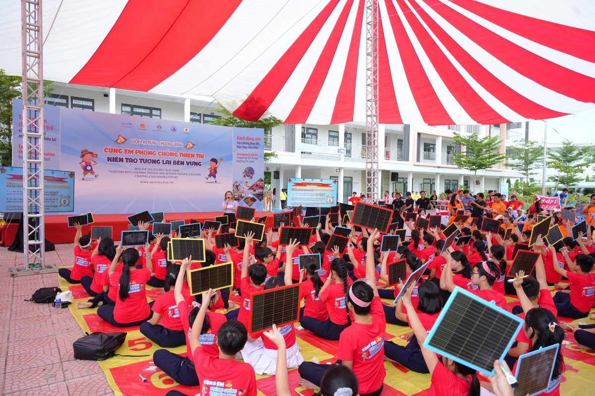 Cuộc thi Rung chuông vàng “Cùng em phòng chống thiên tai – Kiến tao tương lai bền vững” tại trường THCS Nguyễn Đình Chiểu.