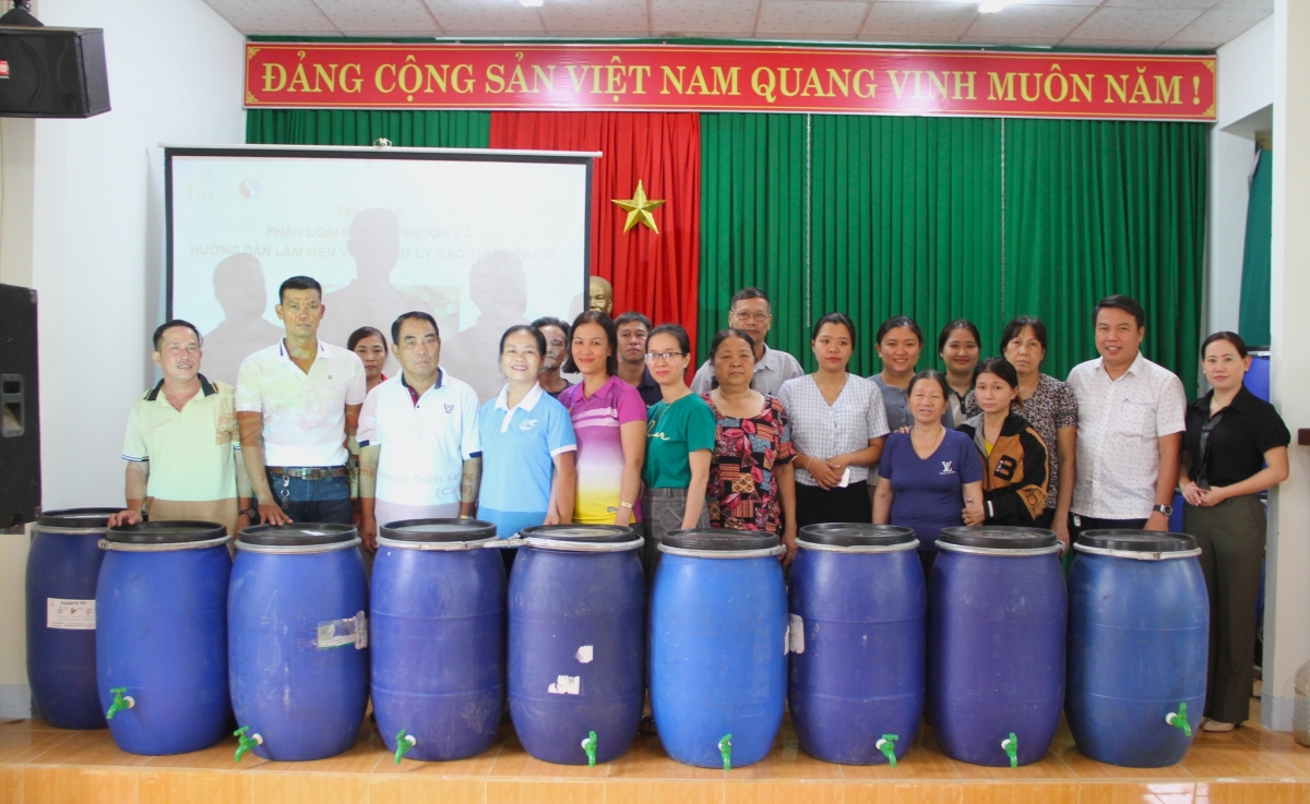 Bàn giao thùng ủ rác cho các hộ dân 2 phương.