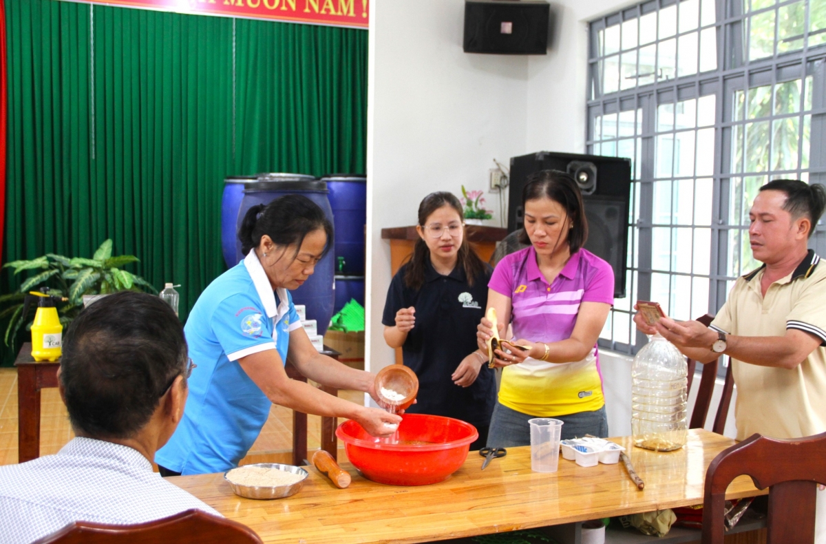 Người dân được hướng dẫn thực hành phương pháp làm men vi sinh.