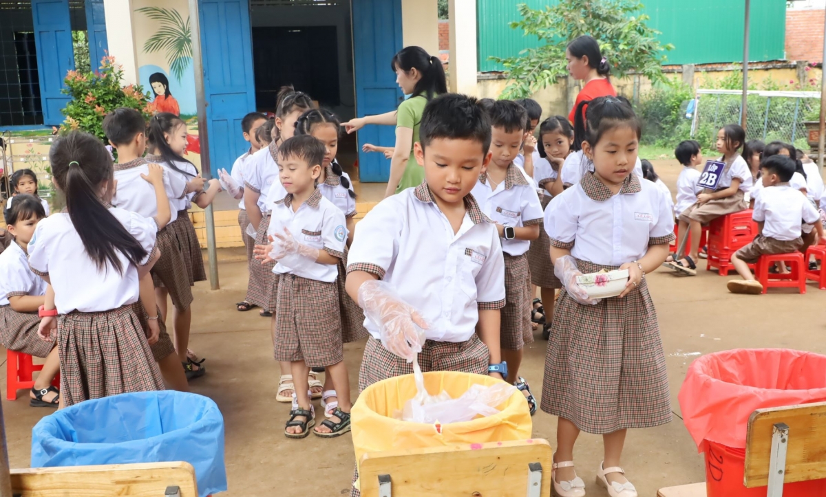 Học sinh Đắk Lắk thi vẽ tranh về “Bảo vệ môi trường”