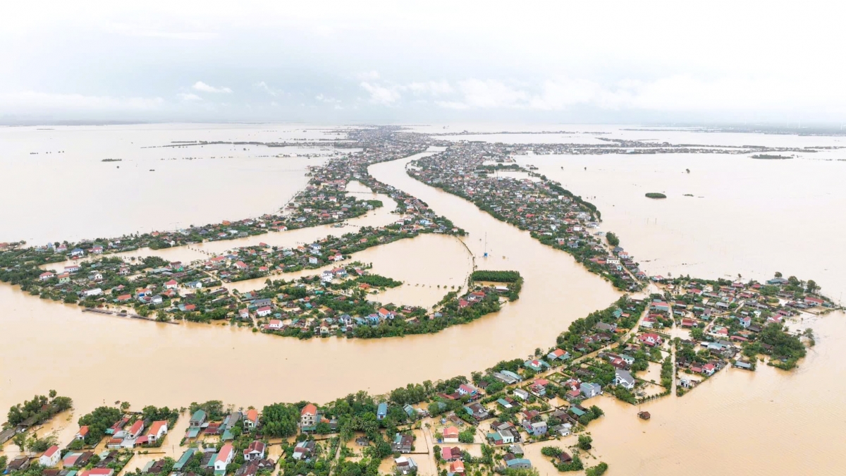 Mưa lớn, nước lũ lên nhanh làm hàng ngàn ngôi nhà thuộc các huyện Lệ Thủy, Quảng Ninh và thành phố Đồng Hới ngập trong nước. (Ảnh: Trần Chiến)