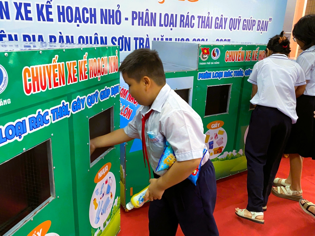 Học sinh phân loại rác thải tái chế hưởng ứng mô hình “Chiếc xe Kế hoạch nhỏ”.