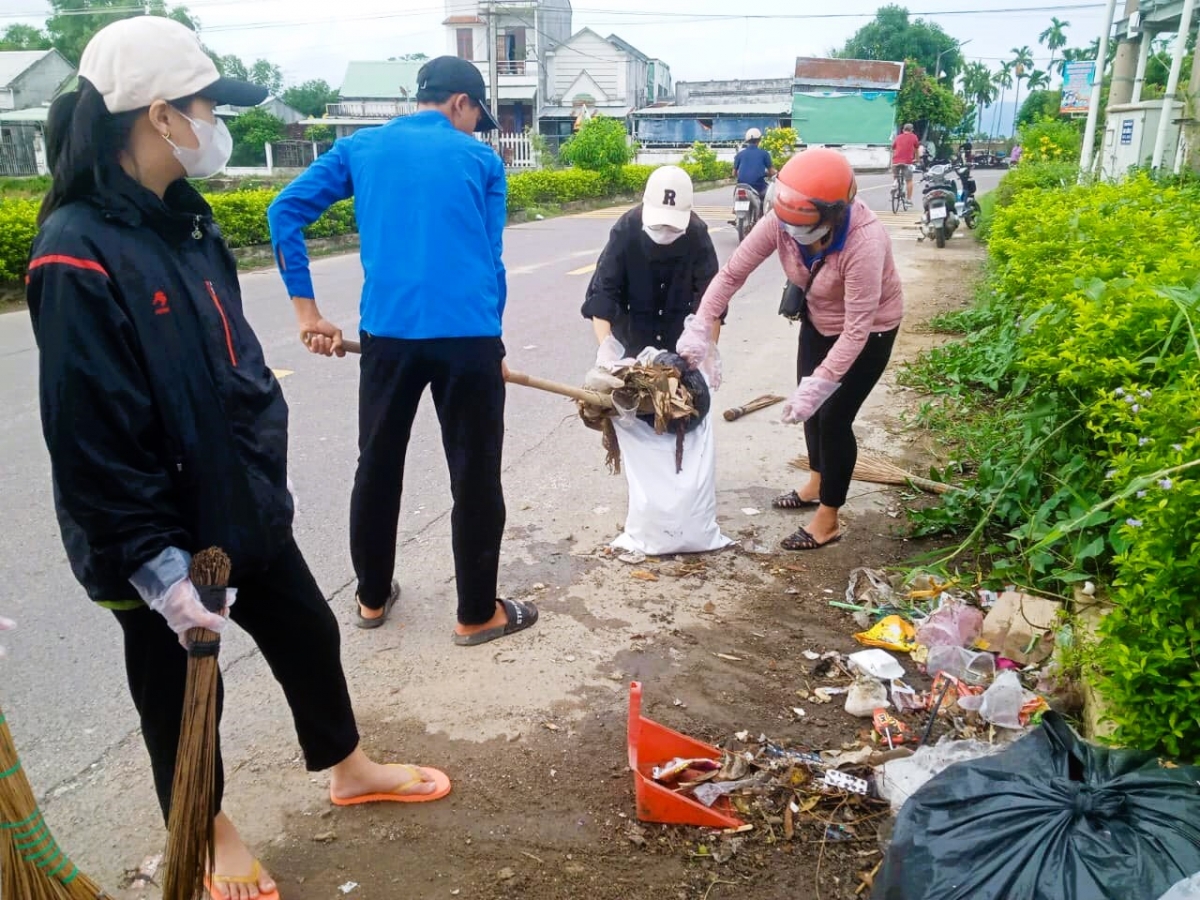 Các tổ chức, đoàn thể và nhân dân huyện Tuy Phước chung tay bảo vệ môi trường.