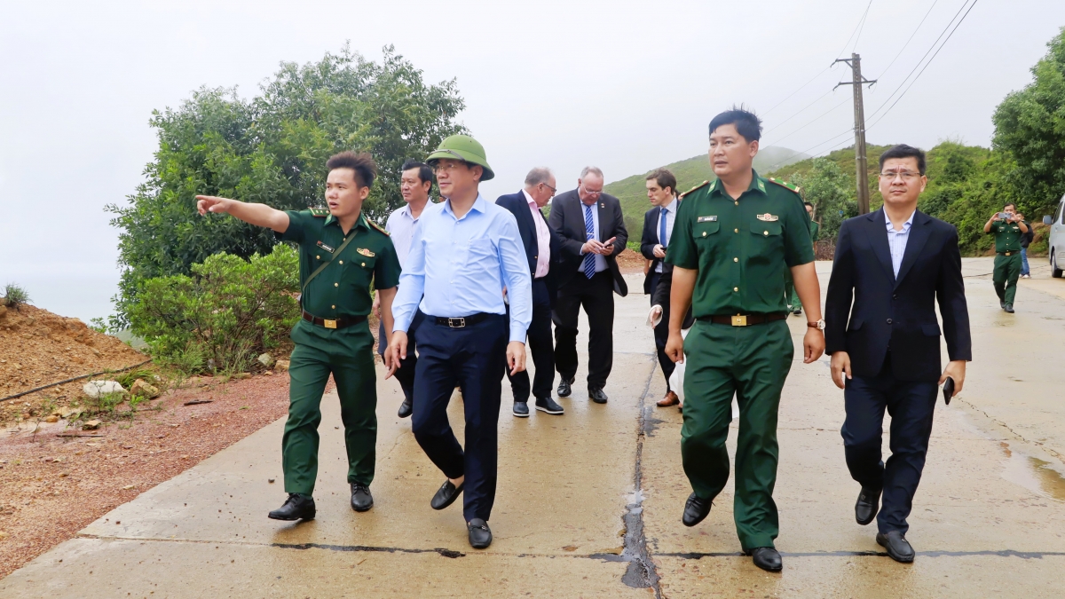 Chủ tịch UBND tỉnh Bình Định Phạm Anh Tuấn cùng lãnh đạo Tập đoàn PNE trực tiếp khảo sát khu vực triển khai dự án trang trại điện gió.