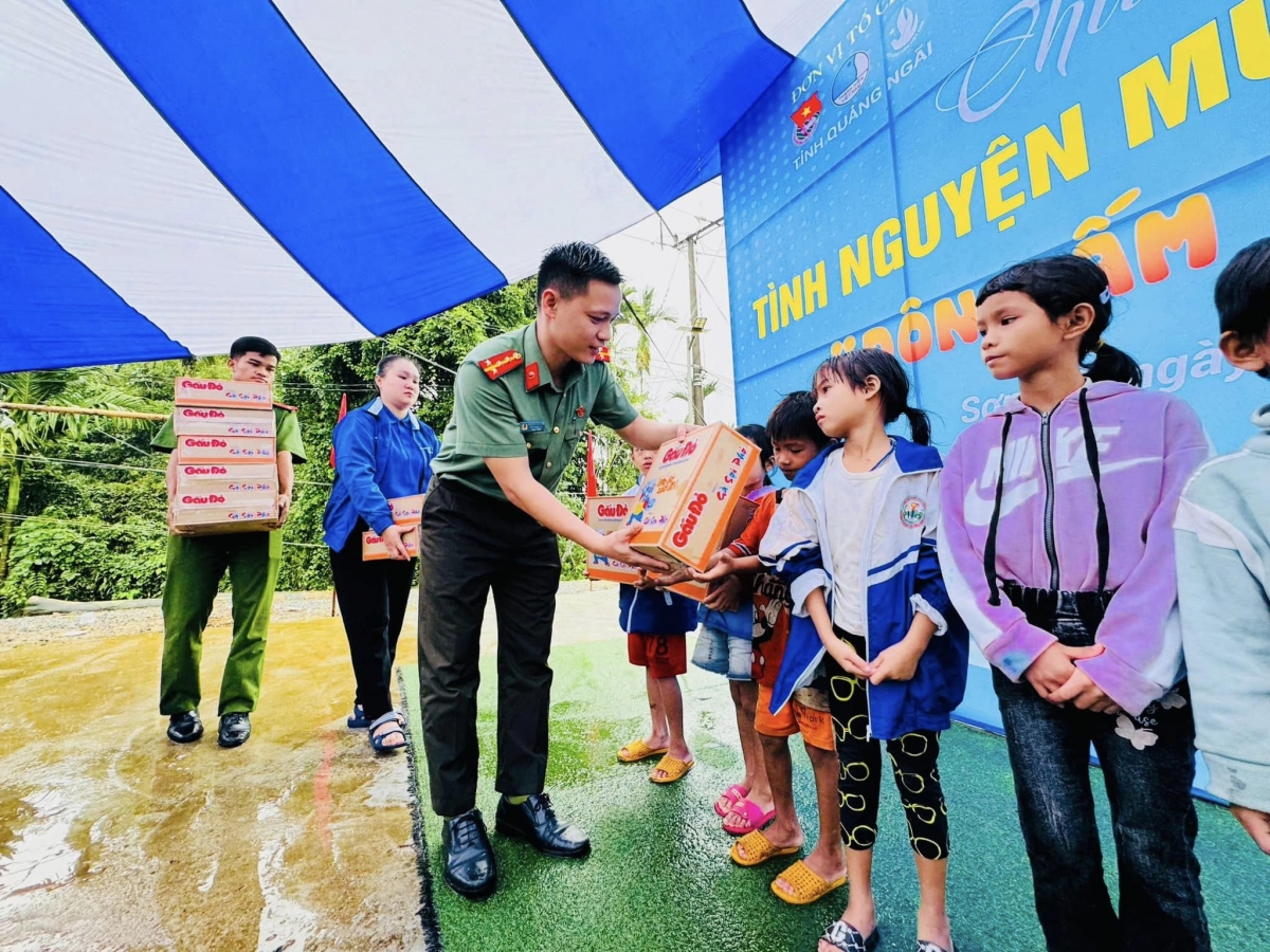 Tỉnh đoàn, Hội Liên hiệp Thanh niên Việt Nam tỉnh Quảng Ngãi trao tặng các phần quà cho trẻ em và người dân có cảnh khó khăn ở thôn Trà Bao.