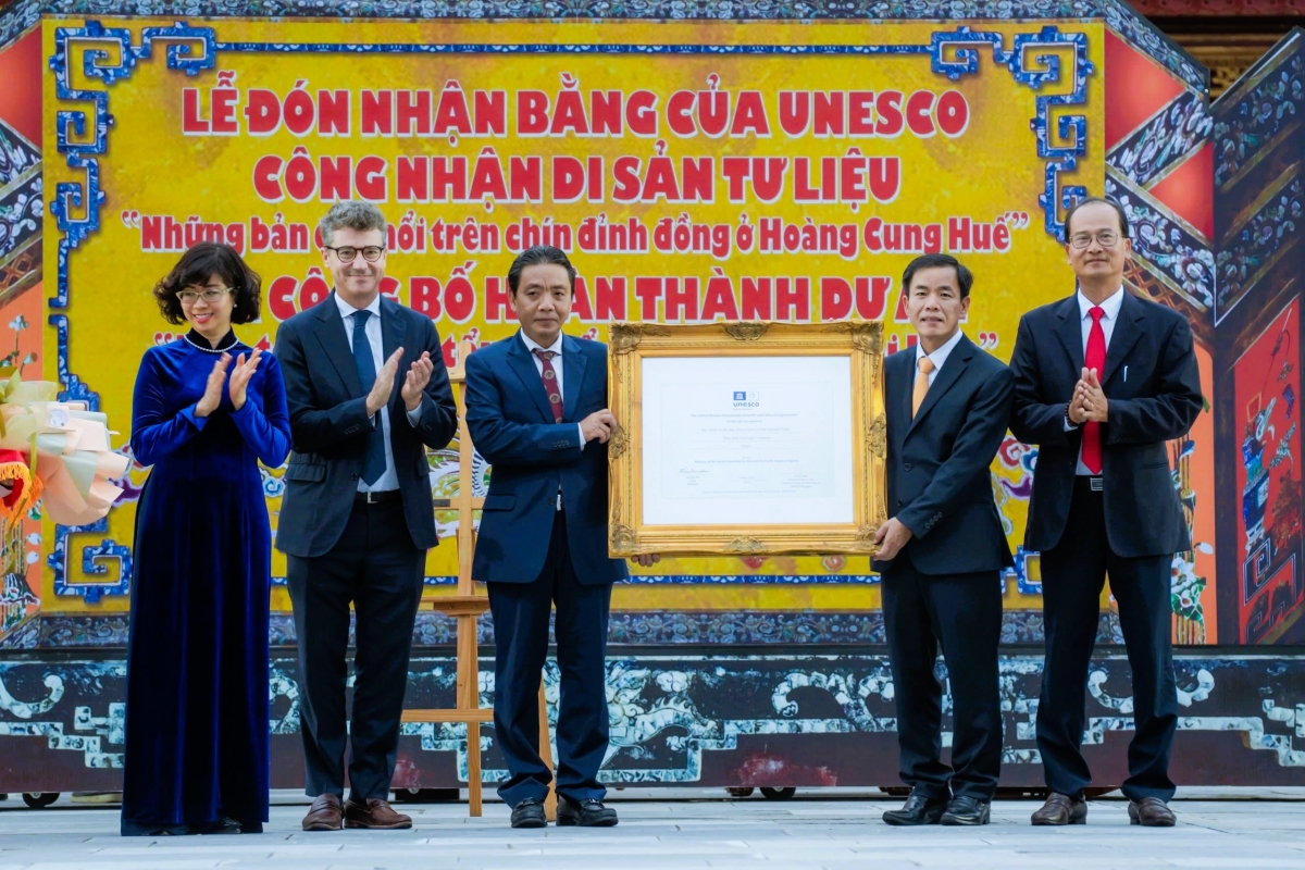 Trao Bằng công nhận Di sản Tư liệu UNESCO ghi danh “Những bản đúc nổi trên chín đỉnh đồng” vào danh mục Ký ức thế giới khu vực châu Á - Thái Bình Dương.