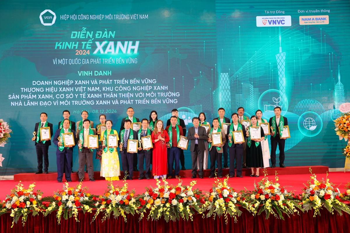 Vinh danh nhiều tổ chức, cá nhân trong Diễn đàn Kinh tế xanh vì một Quốc gia phát triển bền vững năm 2024