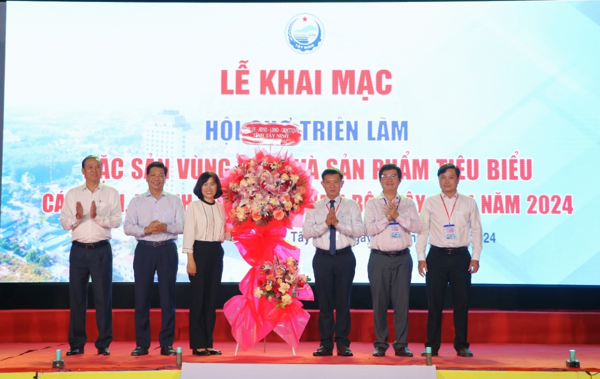 Khai mạc hội chợ đặc sản vùng miền và sản phẩm tiêu biểu vùng Đông Nam bộ tại Tây Ninh