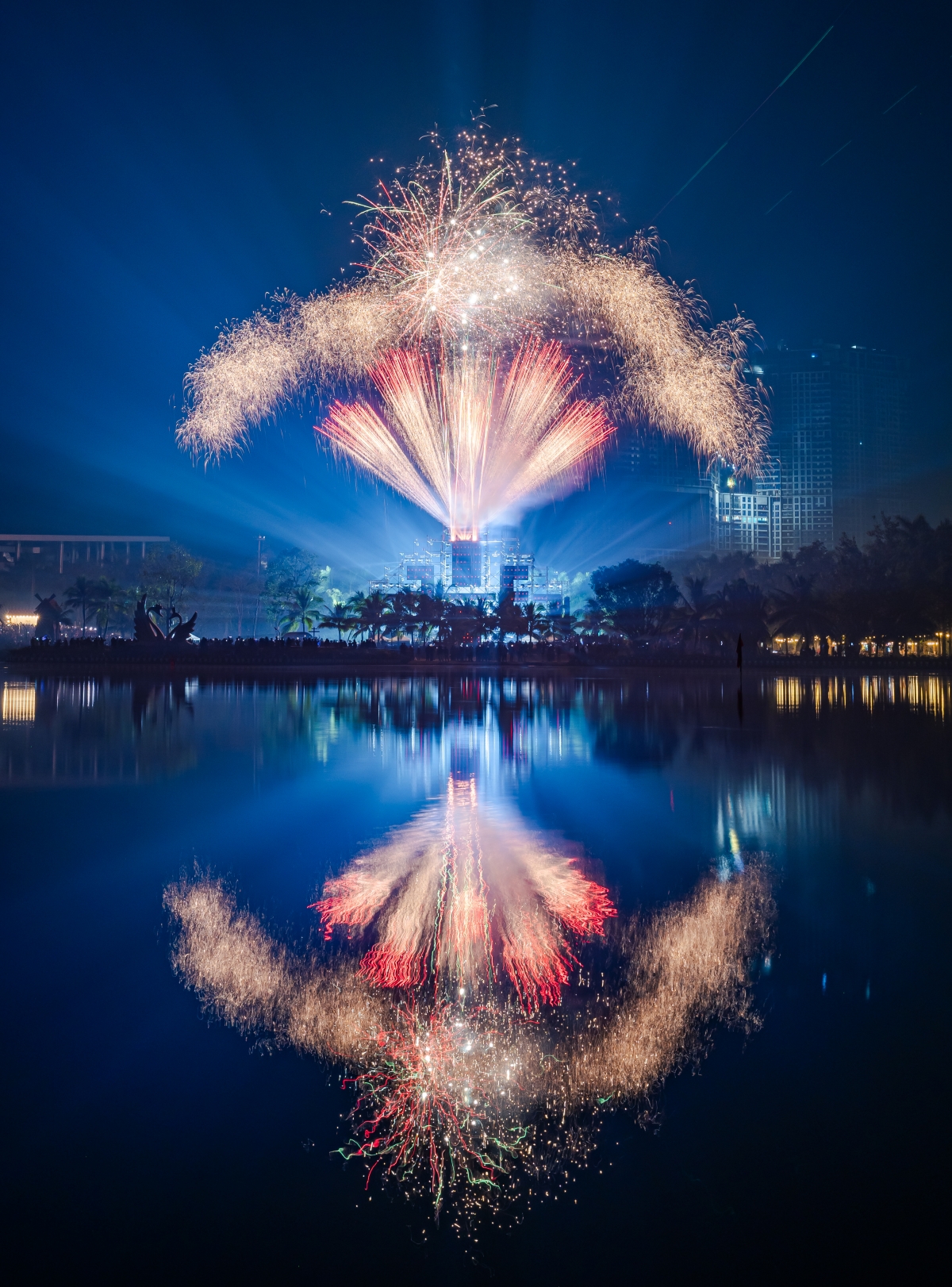 Ecopark Countdown 2025: Hơn 50 nghìn người mãn nhãn, vỡ òa cảm xúc