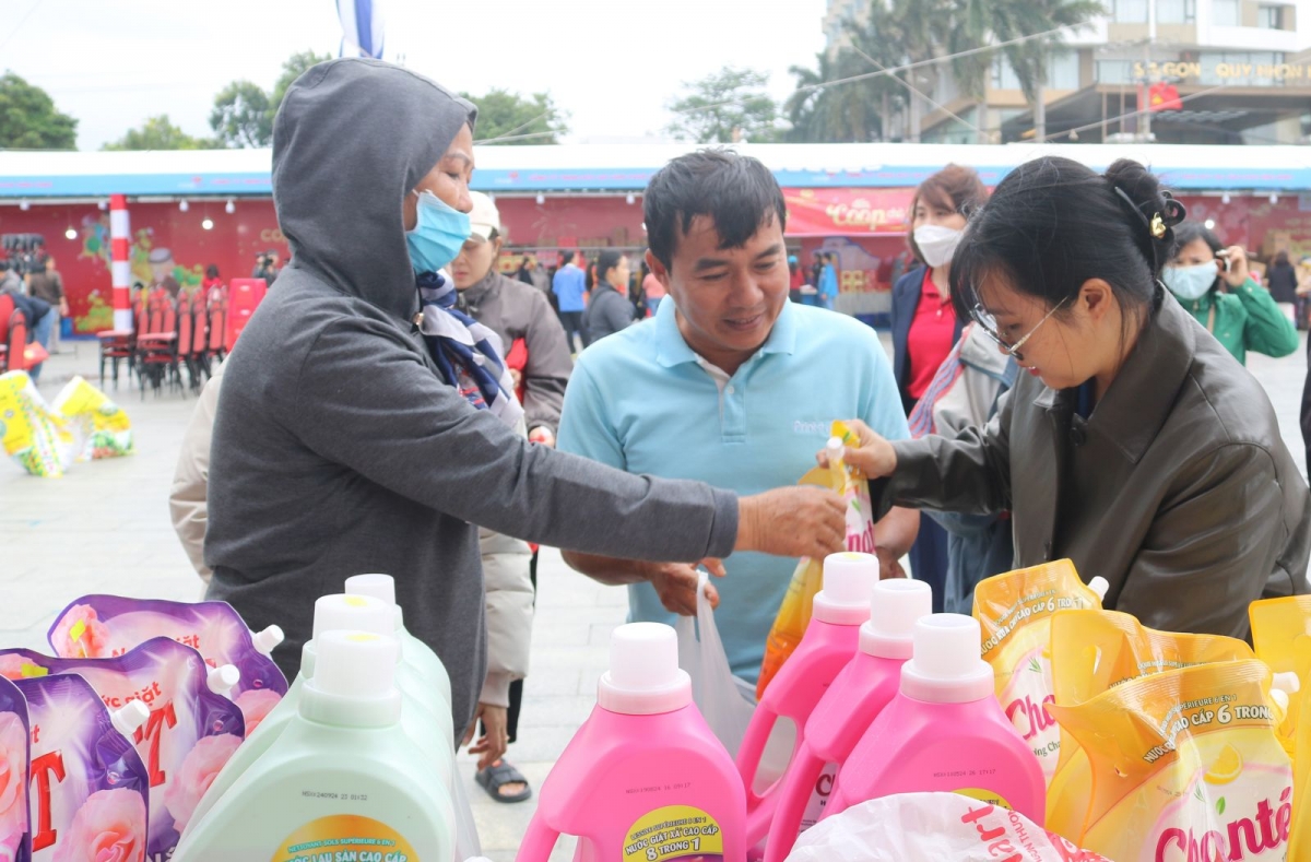 Bình Định: Tổ chức “Tết sum vầy - Xuân ơn Đảng” và “Chợ Tết Công đoàn” năm 2025