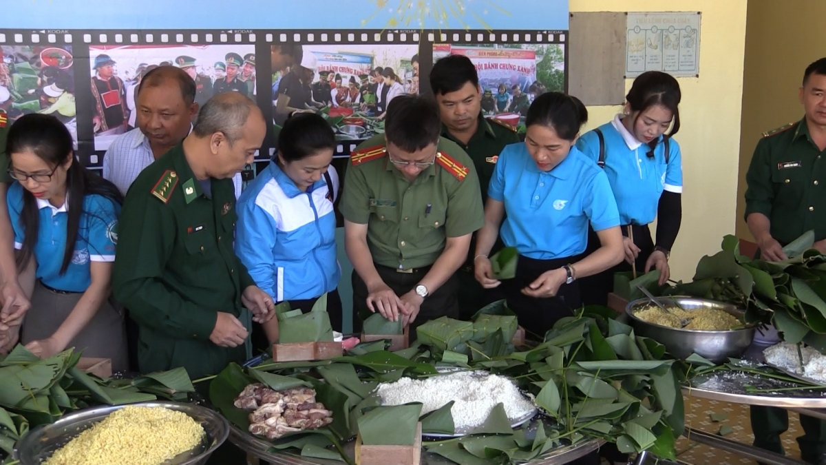 Tạp chí Công nghiệp môi trường cùng Đồn Biên phòng Cửa khẩu Đắk Ruê mang "Xuân Biên phòng ấm lòng dân bản" đến xã Ea Bung