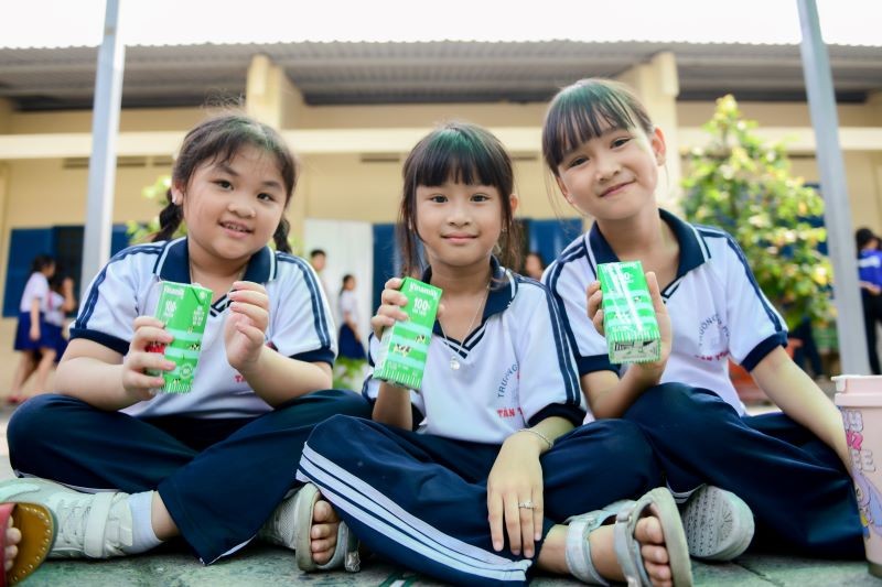 Nụ cười đáng yêu của các em học sinh “vùng đất thép” trong ngày Quỹ sữa đến thăm. (Ảnh: Nam Anh) Nụ cười đáng yêu của các em học sinh “vùng đất thép” trong ngày Quỹ sữa đến thăm. (Ảnh: Nam Anh)