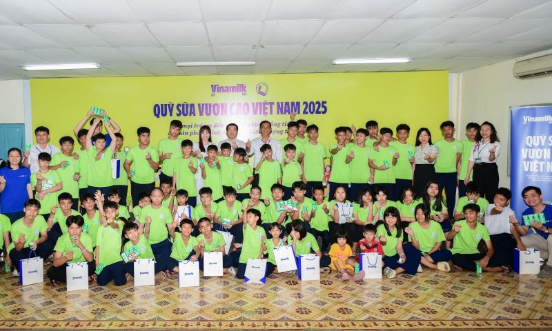 Bên cạnh nguồn dinh dưỡng thiết yếu là những hộp sữa, món quà Quỹ sữa mang đến còn là sự quan tâm, chăm sóc và động viên các em để vươn lên trong cuộc sống. (Ảnh: Nam Anh) Bên cạnh nguồn dinh dưỡng thiết yếu là những hộp sữa, món quà Quỹ sữa mang đến còn là sự quan tâm, chăm sóc và động viên các em để vươn lên trong cuộc sống. (Ảnh: Nam Anh)