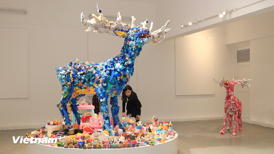 Triển lãm sắp đặt “Kỷ nguyên nhựa” và những lời nhắc bảo vệ môi trường