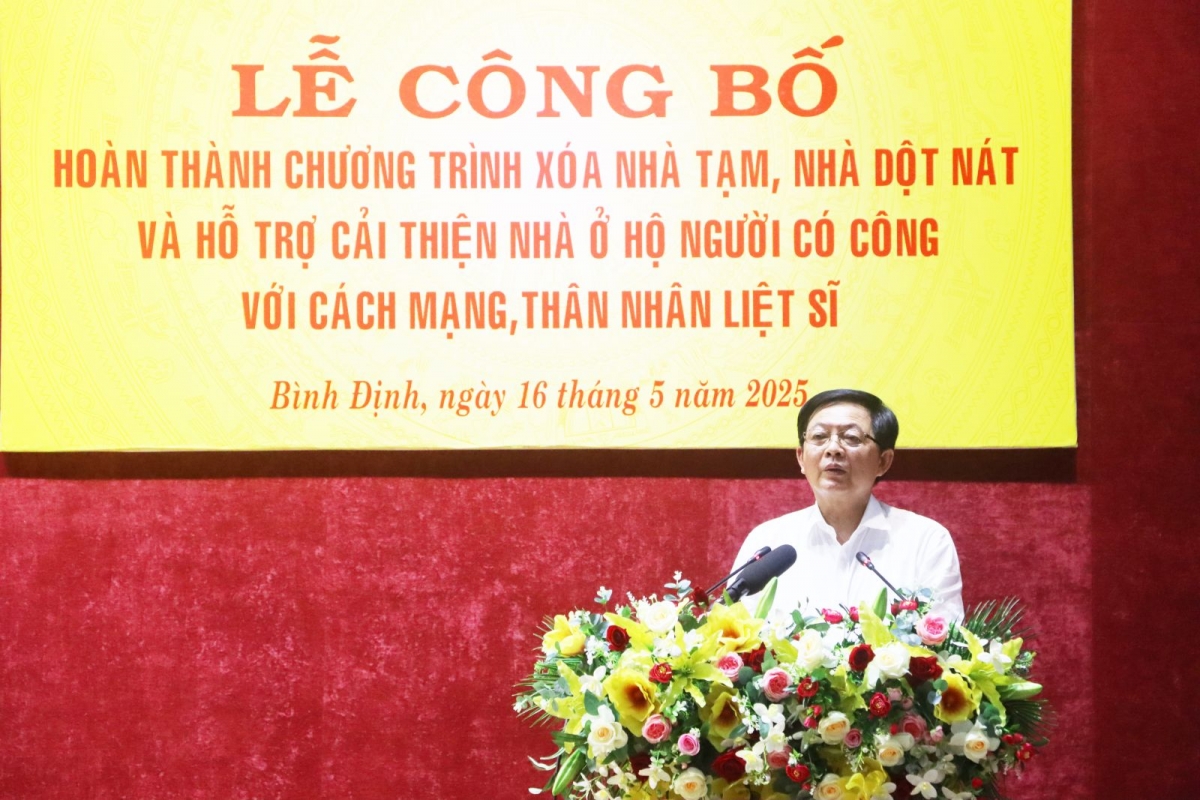 Bí thư Tỉnh uỷ Bình Định Hồ Quốc Dũng phát biểu tại buổi Lễ công bố hoàn thành chương trình xoá nhà tạm, nhà dột nát và hỗ trợ cải thiện nhà ở hộ người có công với cách mạng, thân nhân liệt sĩ (Ảnh: binhdinh.gov.vn)
