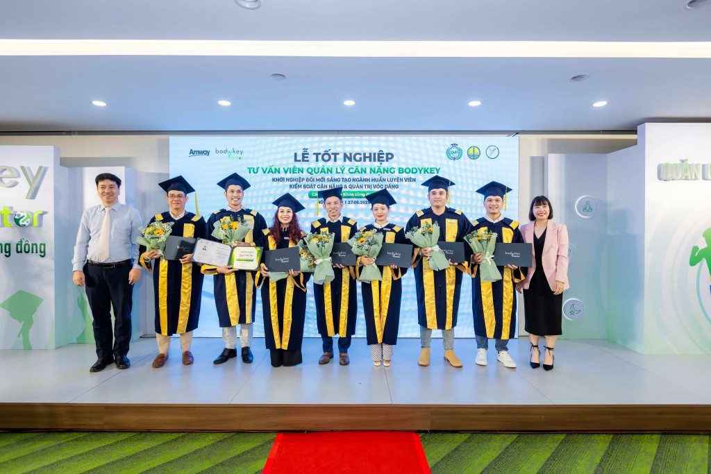 184 học viên là Nhà phân phối đã hoàn tất chương trình đào tạo Huấn luyện viên Quản lý Cân nặng theo định hướng chuyên sâu và bền vững. 184 học viên là Nhà phân phối đã hoàn tất chương trình đào tạo Huấn luyện viên Quản lý Cân nặng theo định hướng chuyên sâu và bền vững.