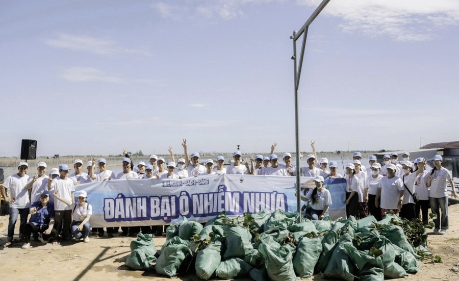 Ra quân làm sạch rác thải nhựa tại điểm du lịch sinh thái Đầm Chuồn.