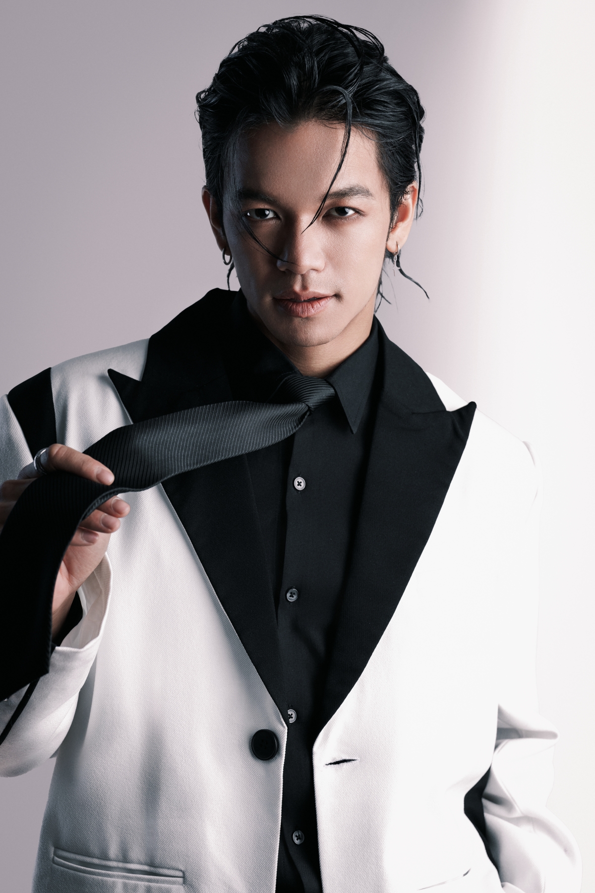 (S)TRONG Trọng Hiếu xuất hiện trong đại nhạc hội tại Tây Ninh, fan râm ran chờ “Kho Báu”