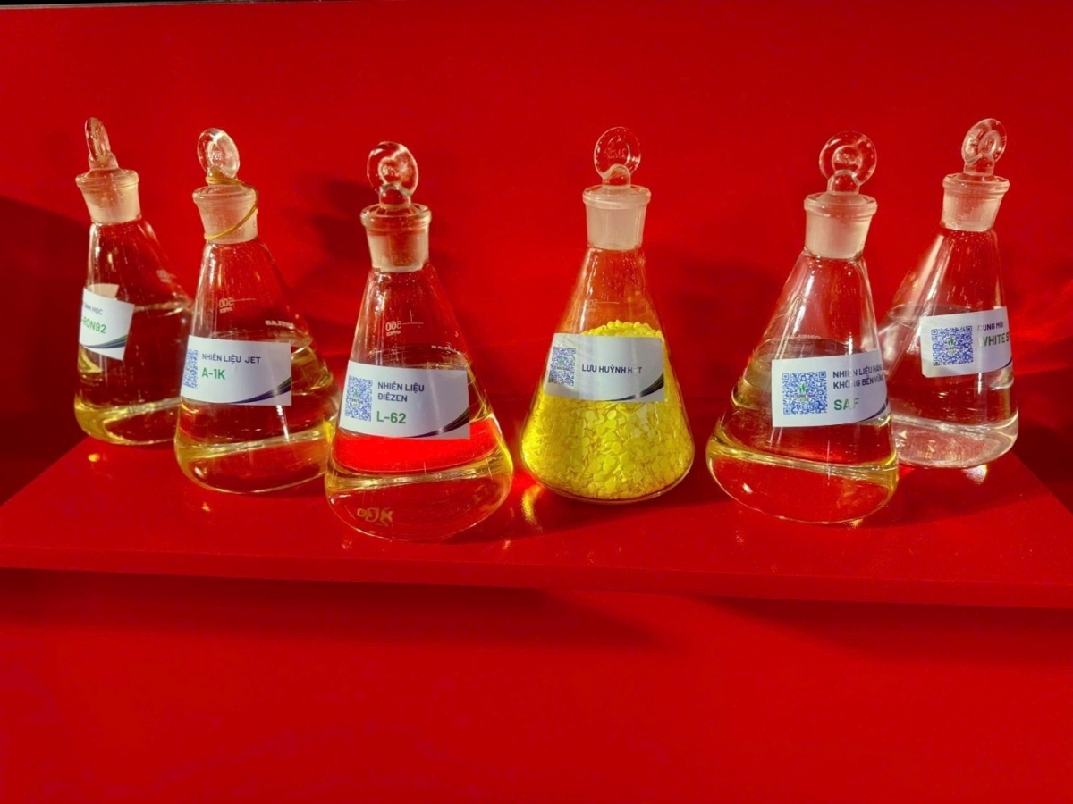 Các sản phẩm của Nhà máy Lọc dầu Dung Quất được trưng bày tại Đại hội.